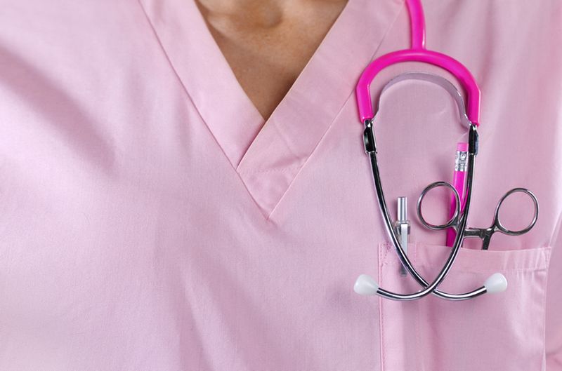 Pielęgniarka w różowym uniformie